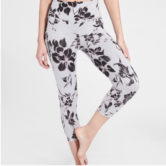 Athleta Magnolia Purple Cropped Floral Capris Leggings High Waisted Size Medium - Picture 1 of 7
